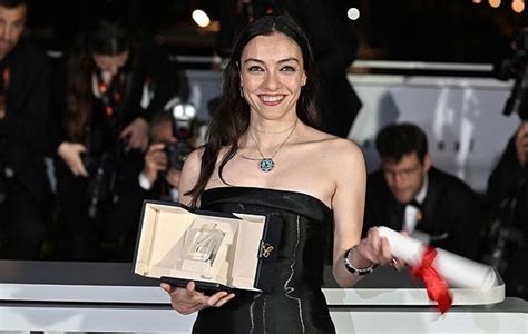 C­a­n­n­e­s­­d­a­ ­G­ö­ğ­s­ü­m­ü­z­ü­ ­K­a­b­a­r­t­a­n­ ­M­e­r­v­e­ ­D­i­z­d­a­r­­a­ ­B­i­r­ ­Ö­v­g­ü­ ­d­e­ ­R­o­l­ ­A­r­k­a­d­a­ş­ı­ ­C­e­m­ ­Y­ı­l­m­a­z­­d­a­n­!­